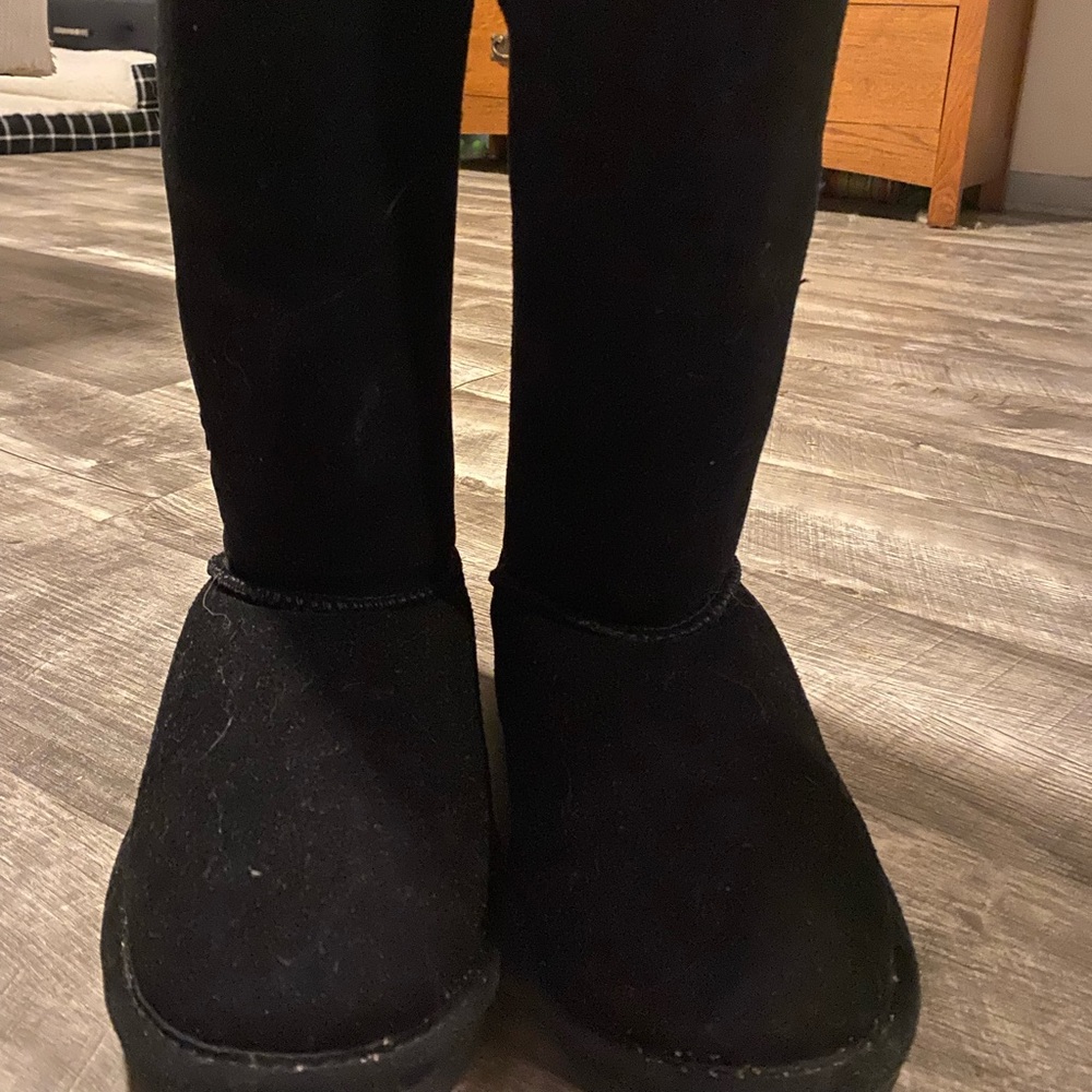 Black bearpaw winter boot.